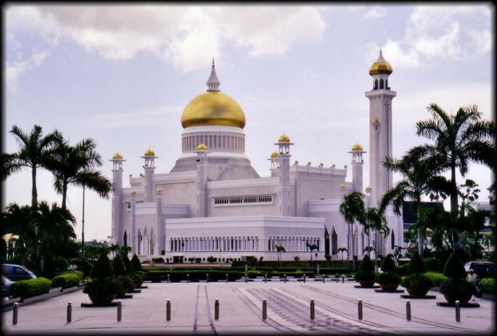 Another shot of the Omar Ali Saifuddin Mosque.  Unfortunately we couldn't enter the mosque as it was Friday.  It proved too difficult to time a vist to Brunei so that we could hit both the Mosque and Jerudong Park.  They both have restricted opening hours.