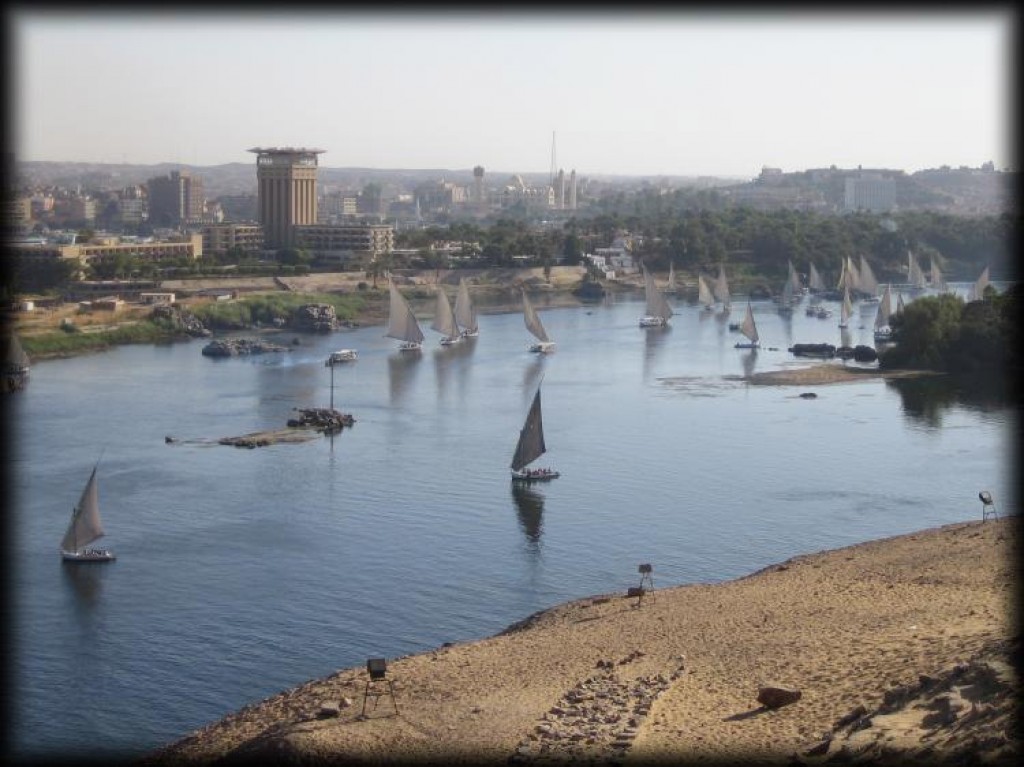 Ian climbed up to the Kubbet Al-Hawa for a view overlooking Aswan.  Feluccas were everywhere on the Nile. 