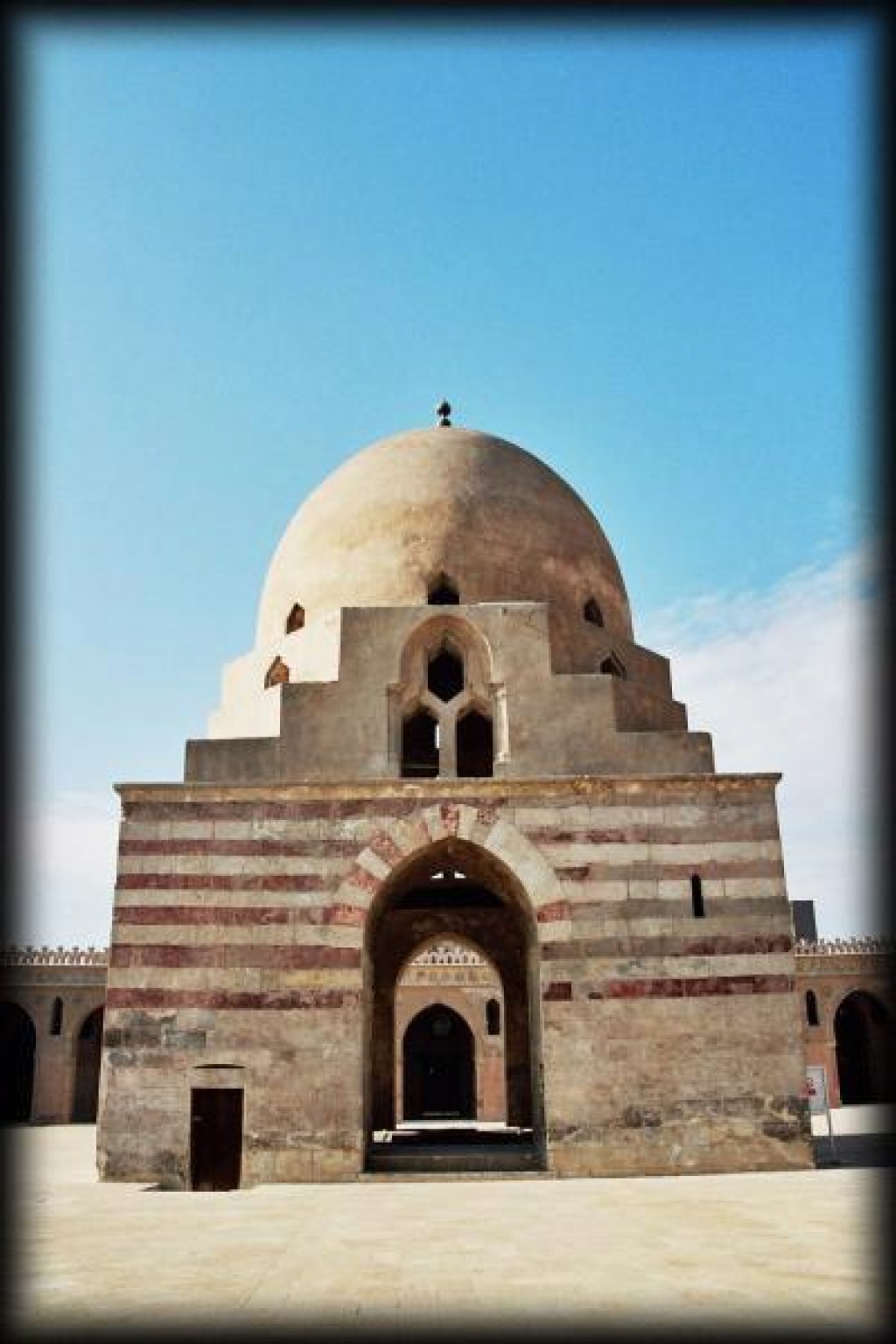 The mosque was completed in 879 AD on Mount Yashkur in a settlement named al-Qata'i by the founder of Egypt's Tulunid Dynasty (868-905 AD), Ahmad ibn Tulun.