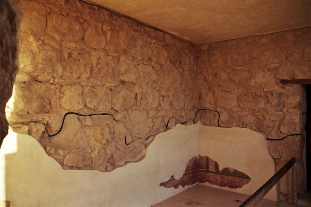 The black line shows the original line of the wall before reconstruction.
