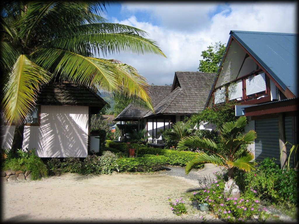 View of the garden and beach bungalows at Hotel Motu Iti.  You can see a garden bungalow doesn't put you far from the water.