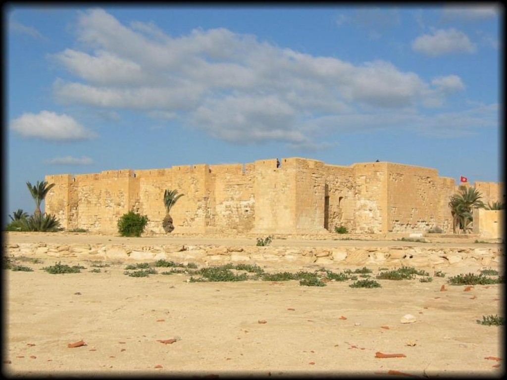 Lost, we found the Borj Ghazi Mustapha, the town's old fort. It's also known as the Borj el-Kebir.  It was built by the Aragonese in the 13th, but extended in the 16th by the Spanish.