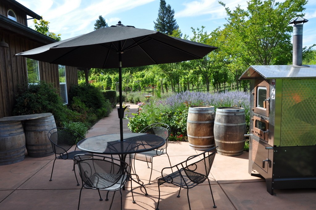 De La Montanya Winery, with a very pleasant outdoor wine tasting area