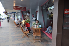Trying to enjoy the outdoor seating at Te Anau's La Toscana Pizzeria